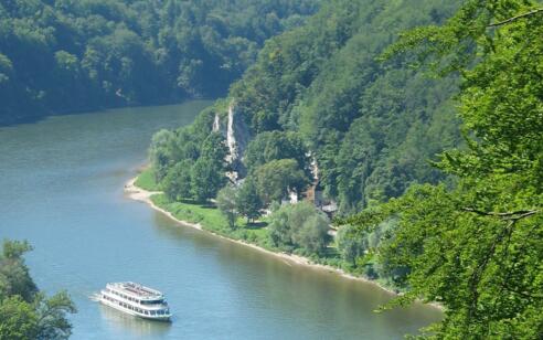 Schifffahrt auf der Donau zwischen Kelheim und dem Kloster Weltenburg