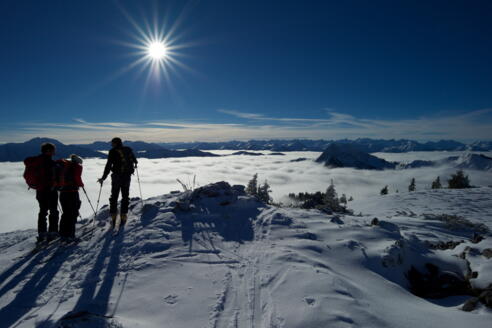 Traumwetter am Hirschberggipfel mit Blick nach Süden zum Alpenhauptkamm