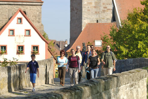 Wandern auf der Altmühlbrücke bei Ornbau.
