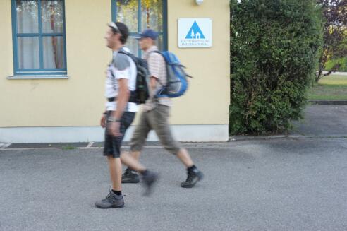 Wanderer an der Jugendherberge