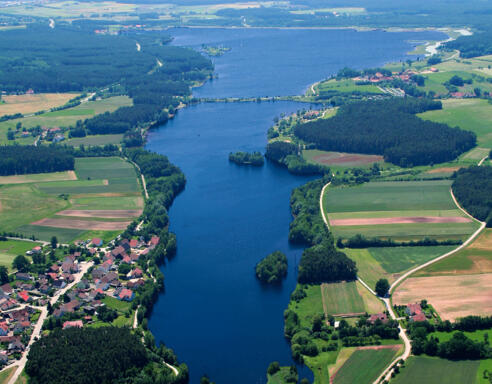 Panoramablick auf die nord- östliche Seite des Rothsees mit den Wäldern, Wiesen und Dörfern.