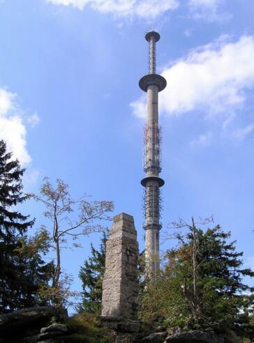 Auf dem Ochsenkopf, nahe des Asenturms, befindet sich auch dieser Sendemast. 