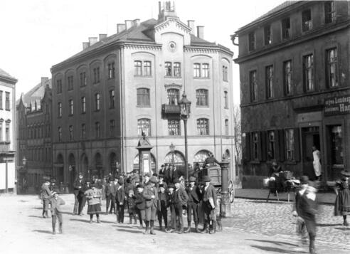 Der Obere Torplatz mit dem Aktienhaus um 1890