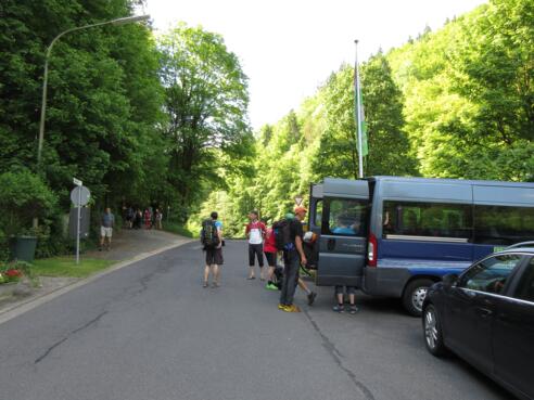 einige Parkmöglichkeiten am Beginn der Kohlsteiner Straße