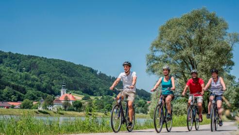 Donauradweg Kramesau - Blick auf Engelhartszell