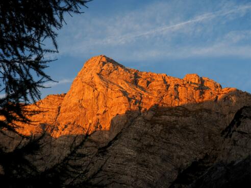 Rotpalfen 2367m am Morgen von der Hütte 1651m gesehen.