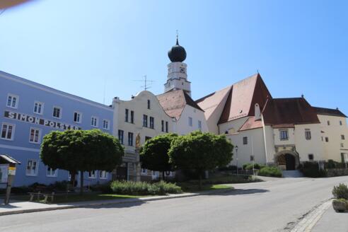 Marktplatz von Kößlarn mit Blick auf die Kirche