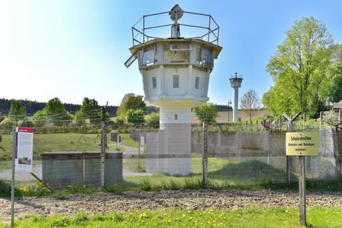 Original-Schutzstreifen der ehemaligen DDR-Grenze mit Wachturm in Mödlareuth