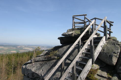 Kleine Aussichtsplattform auf dem Burgstein