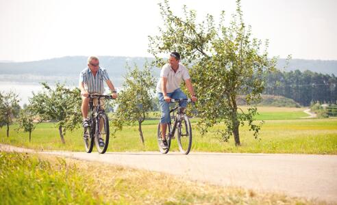 Zwei Radfahrer in Enderndorf am Brombachsee