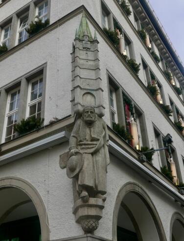 Skulptur des Goldschmieds mit dem schönen Turm auf seinen Schultern