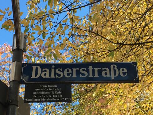 Das Straßenschild der Daiserstraße mit Zusatztafel in München
