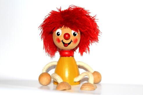 Eine Holzfigur des kleinen Kobolds Pumuckl
