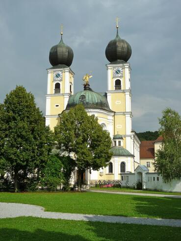 Schleifenroute - Westfassade der Klosterkirche Metten