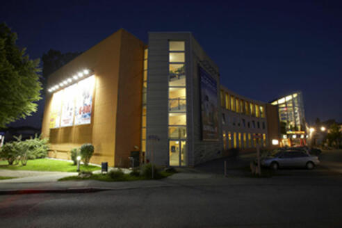 Citydome Rosenheim bei Nacht.