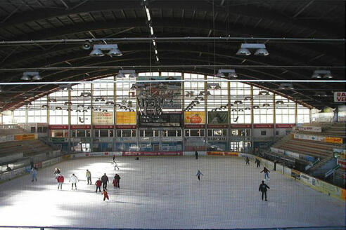 Öffentliches Schlittschuhlaufen im Eisstadion Rosenheim.