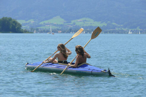 Kajakfahrer im Zweisitzer auf dem Chiemsee.