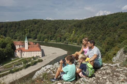 Blick vom Felskopf zum Kloster Weltenburg