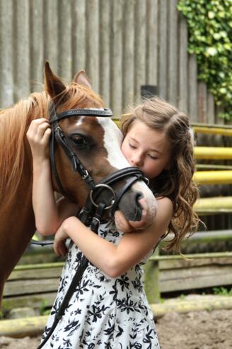 Mädchen mit Pferd