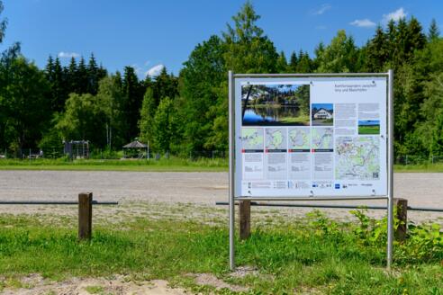 Parkplatz Familienspielwiese mit Infotafel