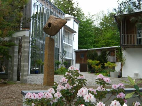 Erich-Schickling-Stiftung Innenhof mit rosa Blüten