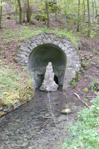 Quelle mit Grotte