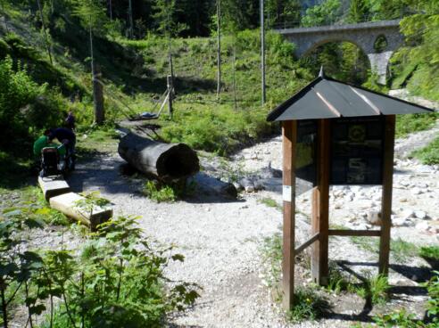 Infotafeln und Spielplatz am Weißbach