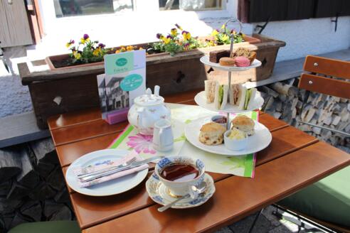 Schöne Terrasse in der Ortsmitte von Fischen