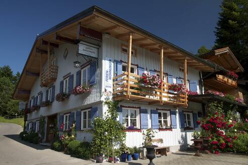 Ausgewählte Weine und stilvolle Wohnaccessoires erhalten Sie im Laden des Landhaus Burgschrofen in Obermaiselstein