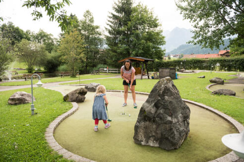 Spaßiges Minigolf spielen in Obermaiselstein
