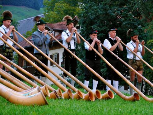 Alphornbläser Standkonzert - Landhotel Alphorn