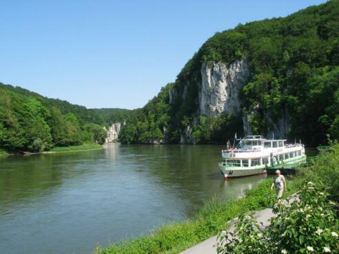 Schiff im Donaudurchbruch