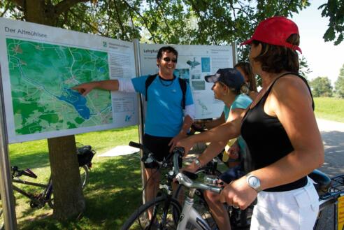 Radfahrer finden sich dank einer Info Tafel in Muhr am See und der Vogelinsel zurecht.