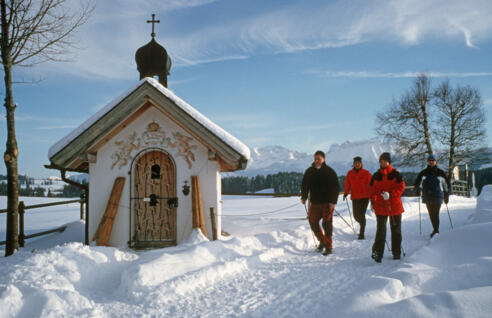 Winterwandern am Attlesee bei Nesselwang im Allgäu