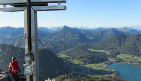 Blick vom Gipfelkreuz des Schober auf den Fuschlsee
