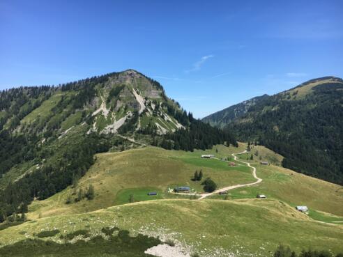 Genneralm mit Holzeck im Hintergrund