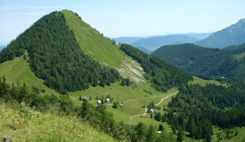 Blick von der Loibersbacher Höhe auf den Faistenauer Schafberg