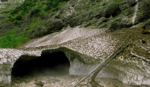 Eiskapelle im Griesbachgraben am Fuße des Wieserhörndl