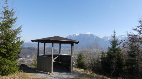 Aussichtspavillion mit Blick auf das Kaisergebirge