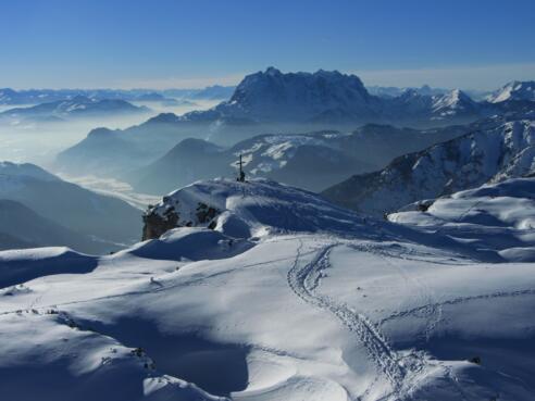 Steinplatte, im Hintergrund der Wilde Kaiser