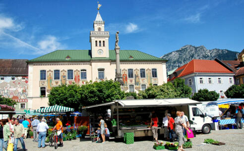 Die Wallfahrtskirche Maria Heimsuchung vor dem Untersberg