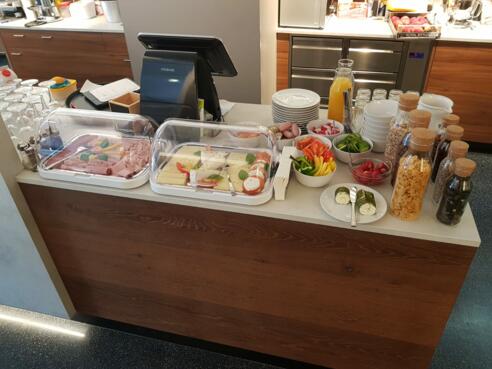 Frühstücken im das Cafe im Markt