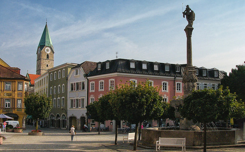 Rathausplatz Bad Reichenhall mit dem Turm der Ägidikirche