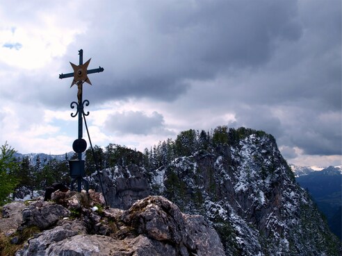 Gipfelkreuz 1355 m, Nordgipfel Rabensteinhorn/Pflasterbachhörndlkreuz.