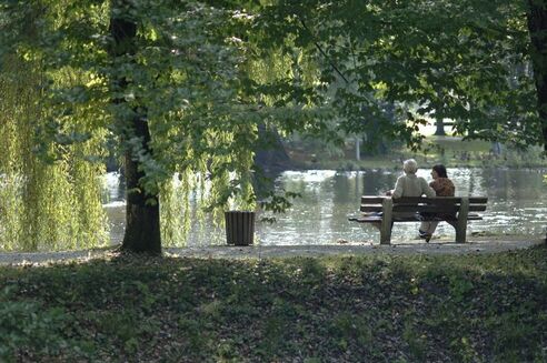 Paar auf Bank im Kurpark Aibling.