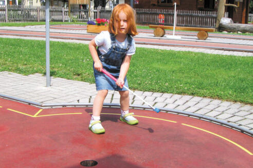 Kind beim Minigolfspielen in Bad Feilnbach.