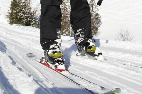 Ski auf schneeweißer Piste. Nahansicht.