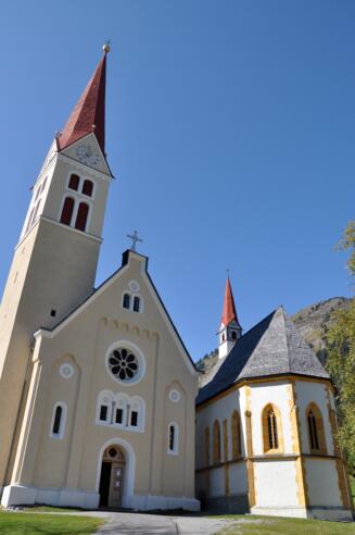 Kirche und Leichenkapelle Holzgau