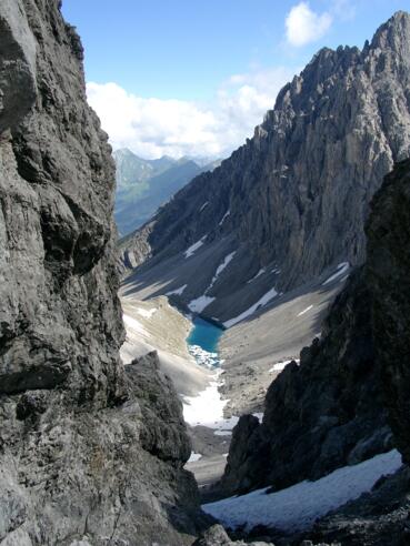 Hintere (östliche) Dremelscharte mit Blick zum Schlenkersee