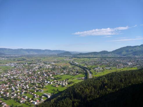 Blick über A14 Richtung Kummenberg